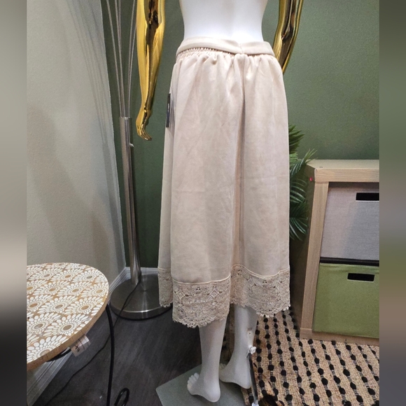 Alice Blue Suede skirt with embroidery at the bottom cream color size M - Picture 7 of 8